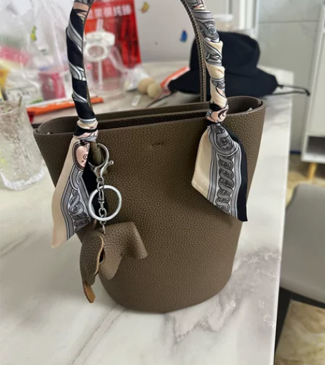 真皮小众精致高级感小手提包，百搭水桶包斜挎...