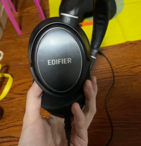 漫步者耳机 耳罩的海绵外表皮被剪开了闲置出