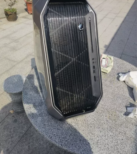 戴尔外星人大三角机箱，空箱，带的电源不知道...