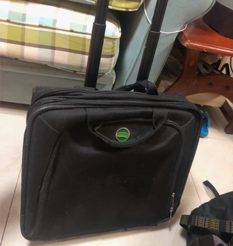 品牌拉杆箱，全新，沾了一点灰，可以擦干净发...