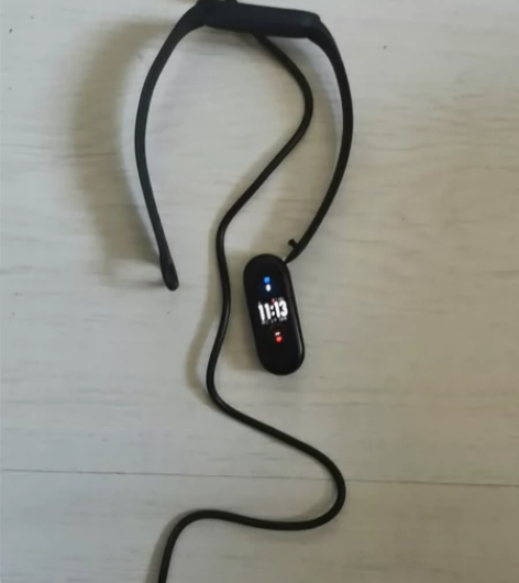 小米手环5正常使用。单机加充电线。65包邮...