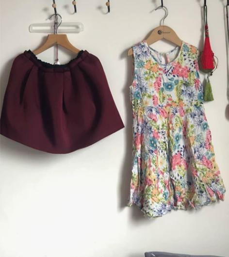 女童花苞裙 酒红色 适合秋冬 15元； 绵绸连衣裙 适合夏天...