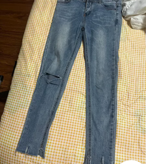 紧身破洞牛仔裤 七分几乎全新实体店入 低价...