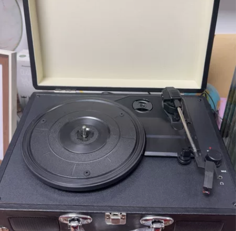 出一个黑胶唱片机,几乎全新未使用过,可邮寄...
