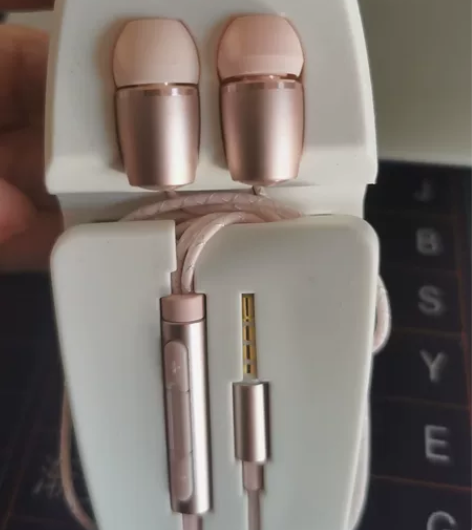 荣耀入耳式耳机，全新 感兴趣的话点“我想要...