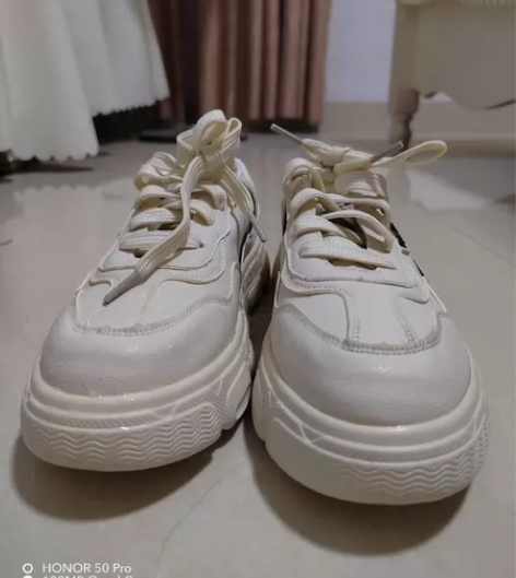 全新米绿色运动鞋 皮制 39码 放的时间...