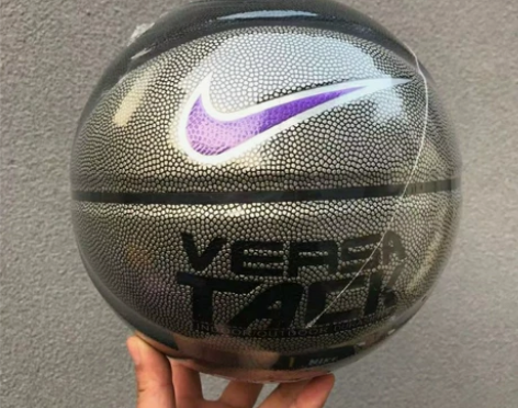 出一个闲置nike彩虹篮球，给朋友在耐克专...