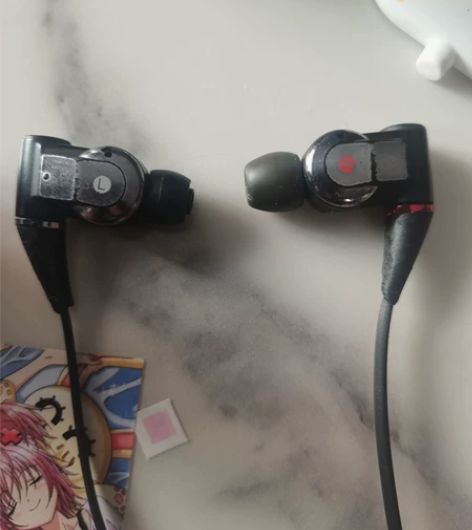 出索尼xba-a2耳机，掉漆通病，成色如图...