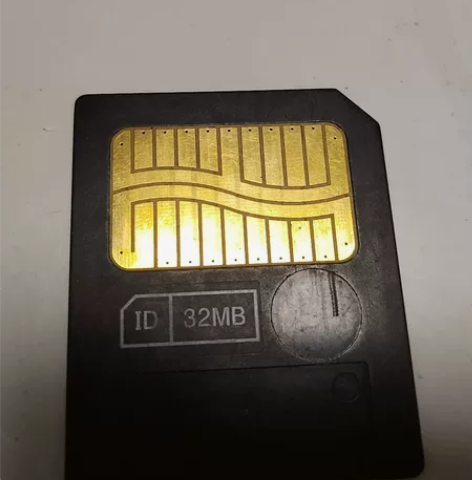 SM卡，32M好的，以前奥林巴斯相机上用的...