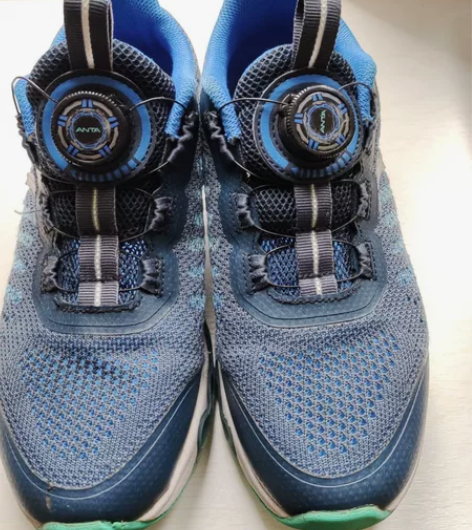 安踏跑步鞋，儿子穿不上了。38码，转给需要...