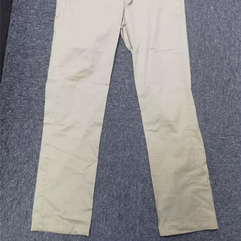 经典卡其色休闲裤，31码 适合140斤左右...