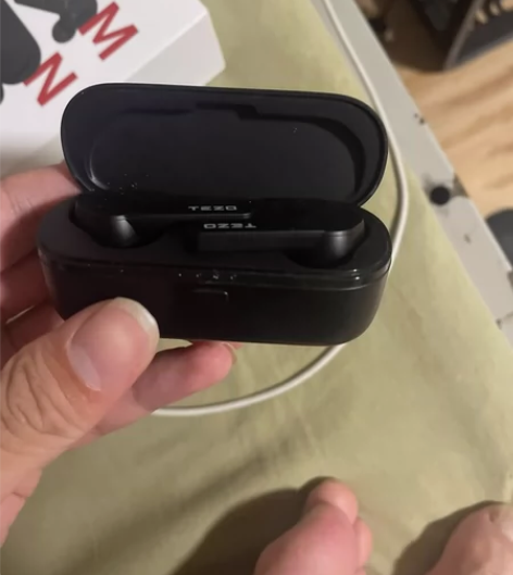 老婆淘宝做活动领的耳机，功能完好没怎么用，能听响，非质量问题...