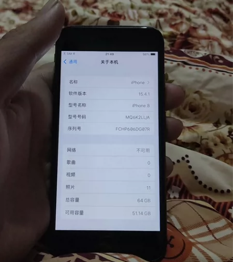 苹果8,64G不想用了是美版有锁的再送一个...
