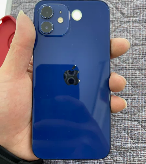 苹果12 256g国行，成色摄像头位置掉漆...