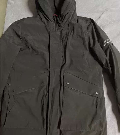 男士雅鹿品牌羽绒服,光线问题衣服没有泛白的...