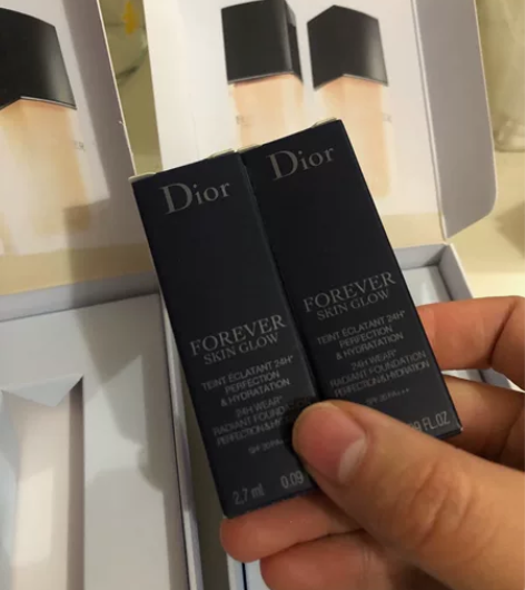 迪奥柔润亮泽粉底2.7ml的2个，日期到2...