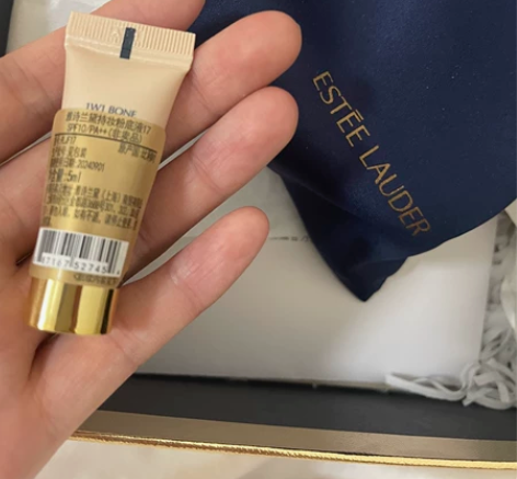 雅诗兰黛沁水粉底液养肤粉底干皮救星遮瑕奶油...