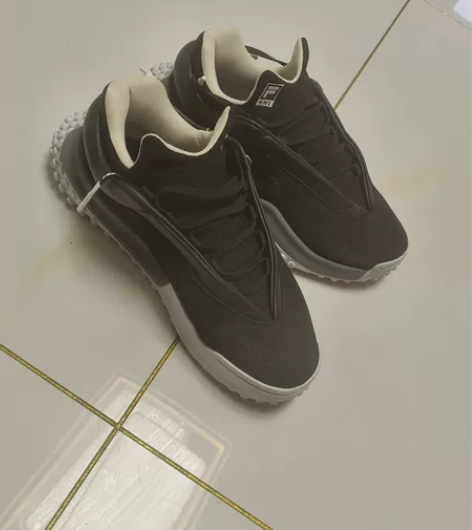 男款潮鞋！正版斐乐！买完就穿了一次！本人码...