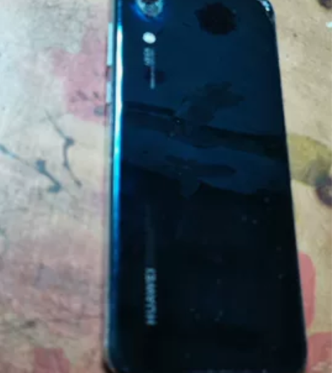 华为p 20机一切正常6+128后盖右上角...