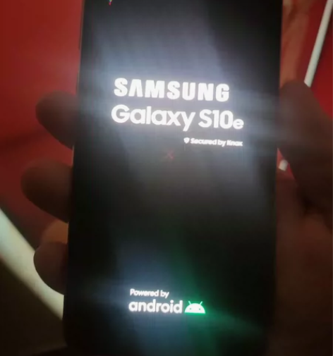 出一台美版三星s10e 功能完好，图6屏幕...