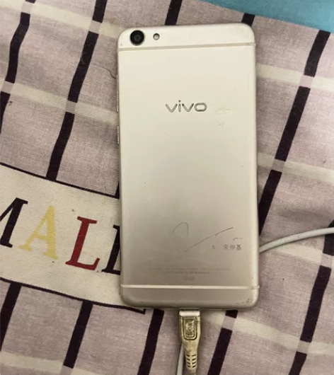 Vivox7。 74G 九成新。备用小手机...