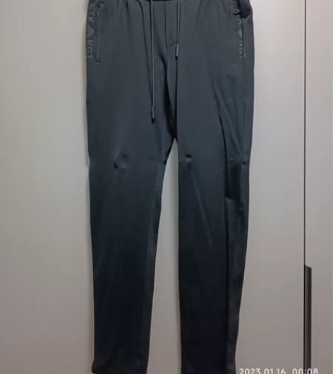 二手阿玛尼黑色裤，修身款，夏天穿凉爽舒适，...