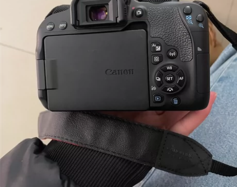 佳能800D小痰盂三代镜头 9新 感兴趣的...