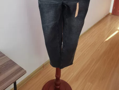 两件男款牛仔裤，有吊牌那件上面被我不小心了...