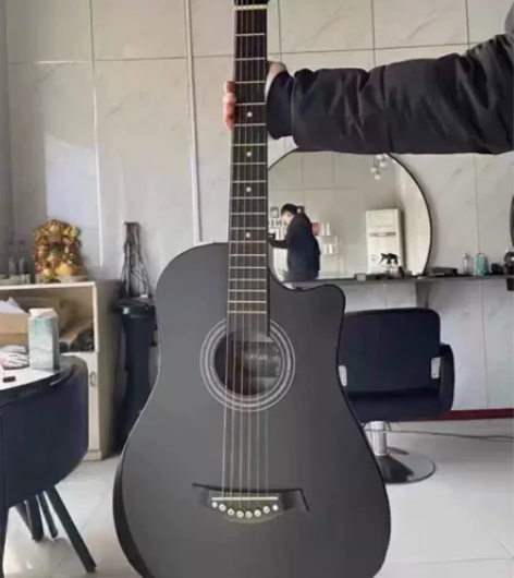 原价1800多的吉他几乎全新吉他便宜出，很...