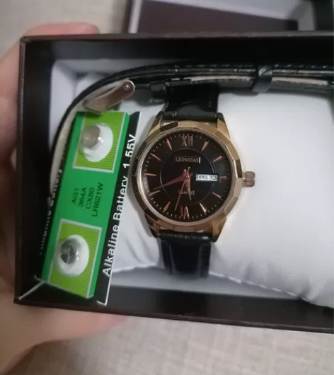 女生手表9成新 包装完好 电池两个 替换表...