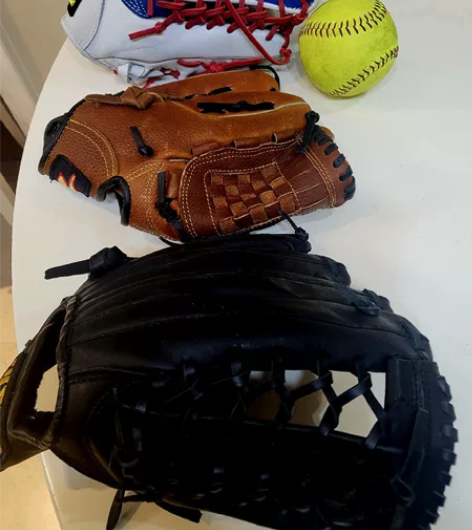 垒球手套七八成新 咖啡色原价229元 黑色...