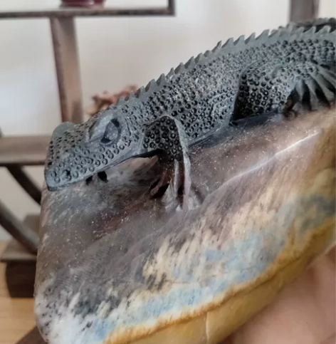 古石琅玕姿。仙游石俏色巧雕蜥蜴摆件KX01...