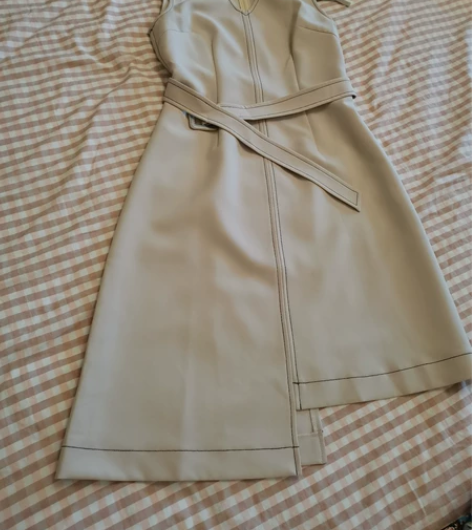 诗萌连衣裙。设计师款。尺码160，裙长下摆...