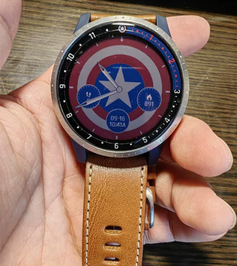 出自用Garmin漫威联名款手表，具备血氧...