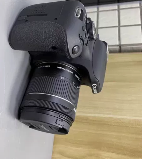 女高中生出售佳能700d，因为暑假要和朋友...