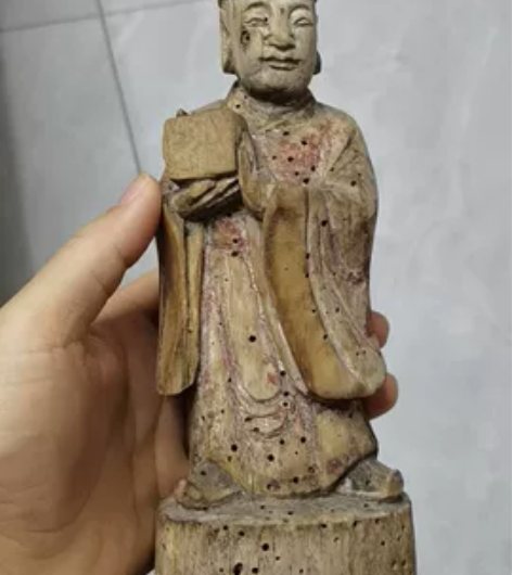 一件非常不错,清早期木雕人物像,可惜有虫眼...