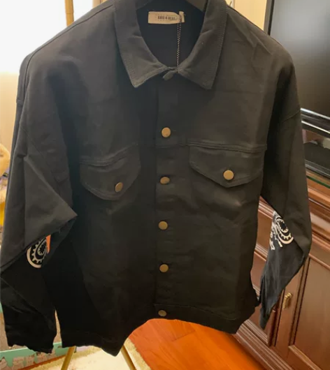 夹克,红黑色2款,单层内部有袋子。红色与实...