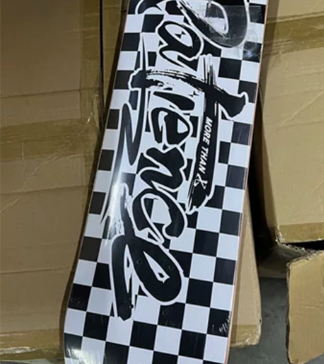 出一张瑕疵DBH滑板板面 尺寸是8.0，全...