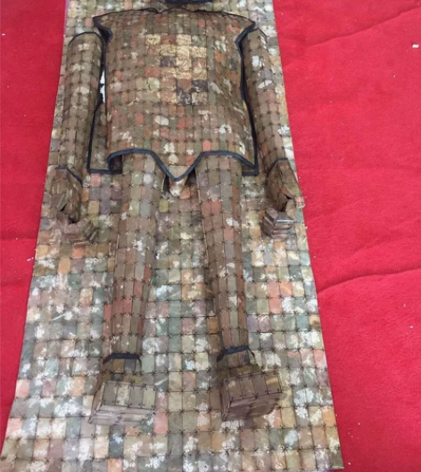 银丝金缕玉衣。银丝镶嵌天然岫玉,两千多个玉...