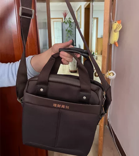 男士单肩斜挎包帆布皮拼接全新 理财周刊周年...