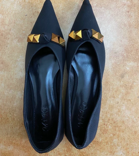 黑色时尚尖头单鞋36码全新仅试穿 感兴趣的...