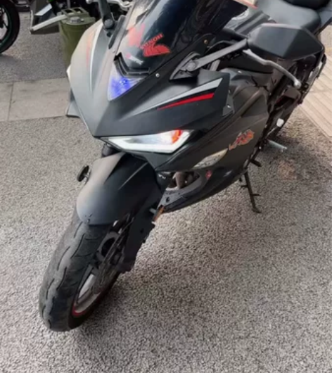 21年上牌的R3双缸400cc 车况没毛病...