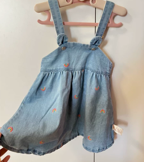 背带裙，非常可爱，也是没穿过2次，孩子王购...