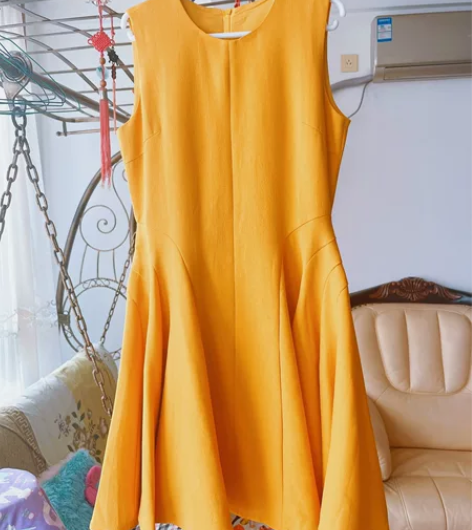 黄色大摆连衣裙 A字裙 布料有垂感 颜色让...