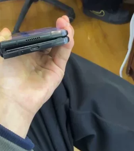 三星Fold2   8成新  内屏有黑点 ...