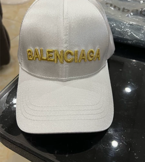 缎面全新白色棒球帽 金色字母 感兴趣的话点“我想要”和我私聊... 缎面全新白色棒球帽 金色字母 感兴趣的话点“我想要”和我私聊...