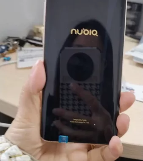 黑色的,努比亚手机仅剩一部,对颜值要求高的...