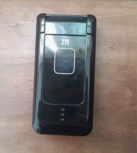 中兴翻盖手机，可开机，小巧方便 感兴趣的话...