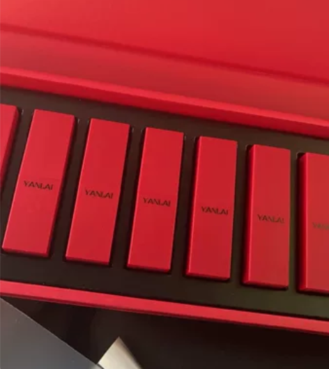 口红套盒 10支装 外膜撕开了 口红全新...