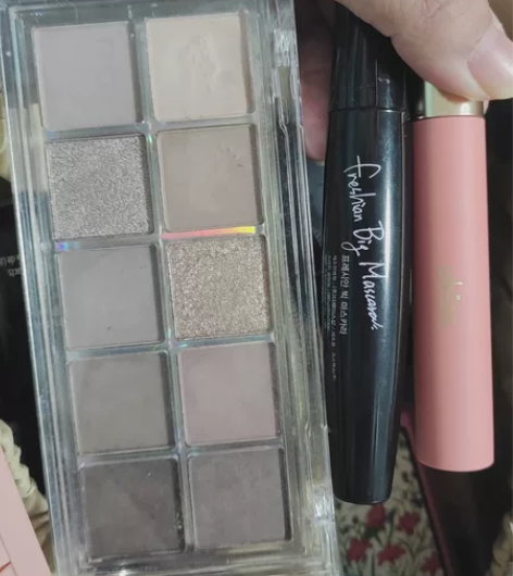 眼影水泥盘和一个魔法森林睫毛膏一个UKIS...